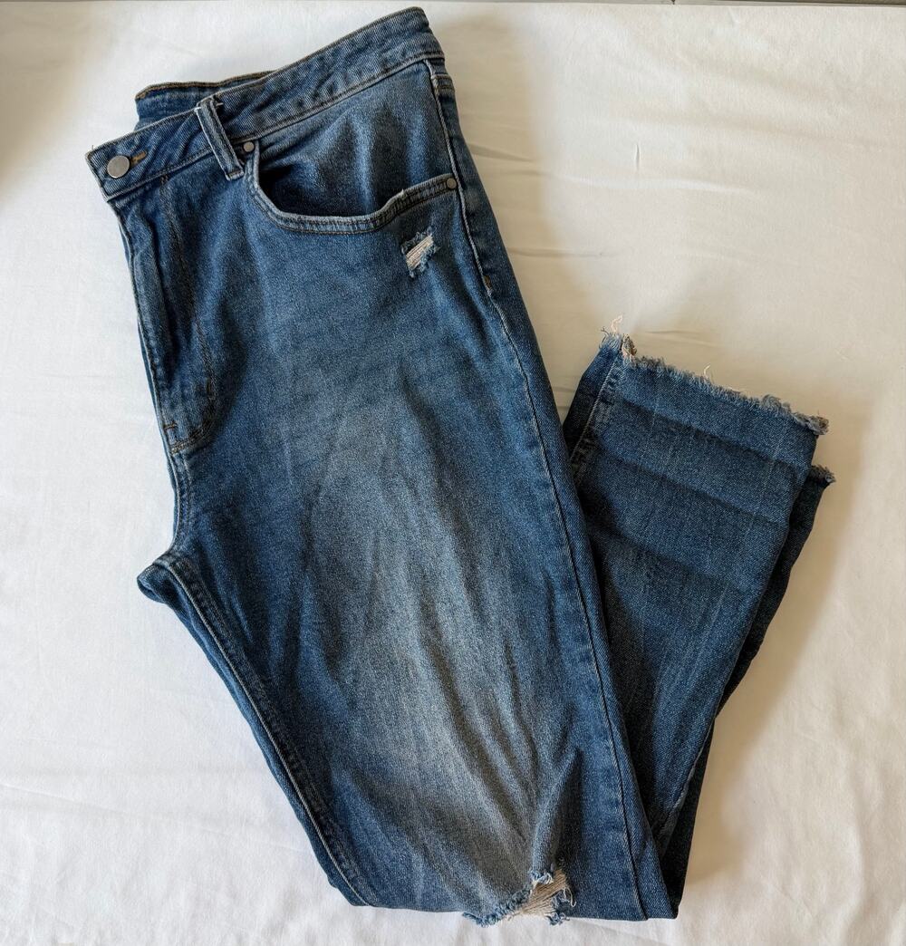 No Boundaries Distressed Medium Wash Denim Raw Hem Jeans Junior’s Size 15
